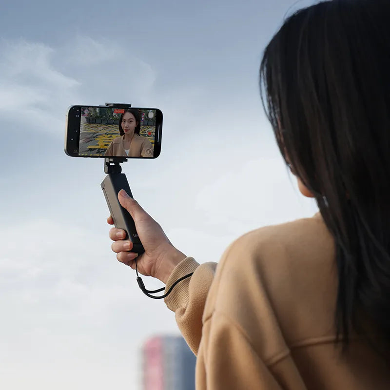 Ulanzi SK-20 Handheld-Telefonhalterung im Außenbereich.