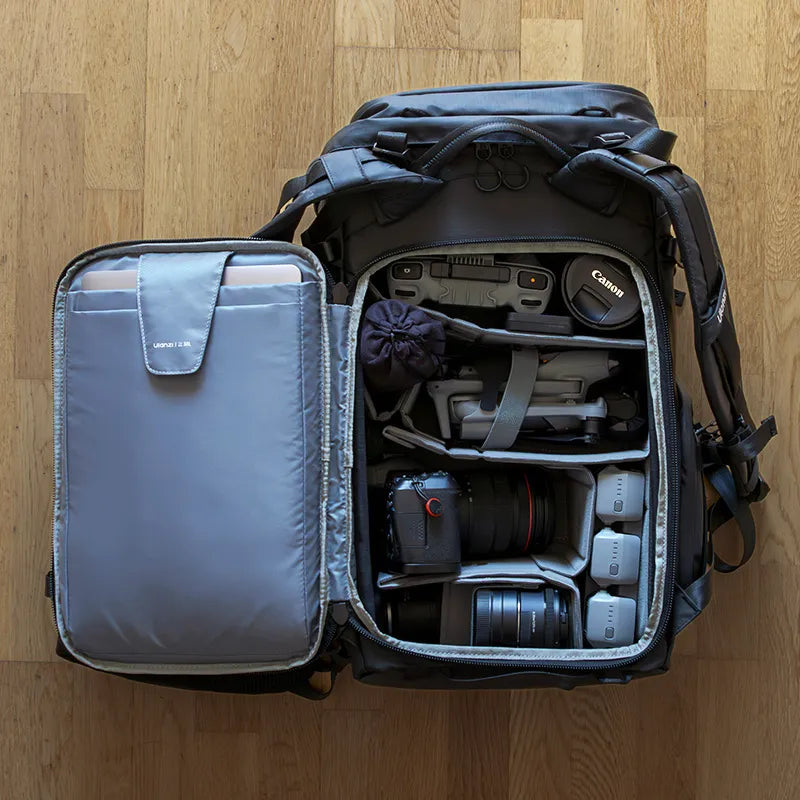 Der vollgepackte Ulanzi-Rucksack zeigt die organisierte Kameraausrüstung mit Canon Equipment und individuellen Fächern.