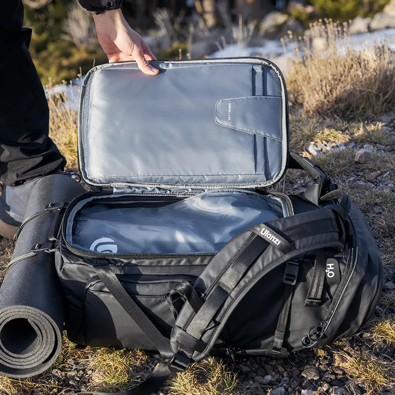 Fotograf öffnet TAI-Rucksack, um Kamera zu organisieren