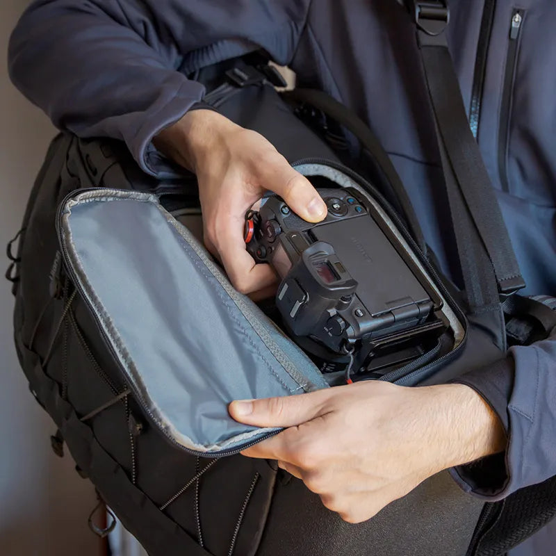 Schnell zugängliches Kamerafach im Ulanzi-Rucksack für Fotografen, die viel unterwegs sind.