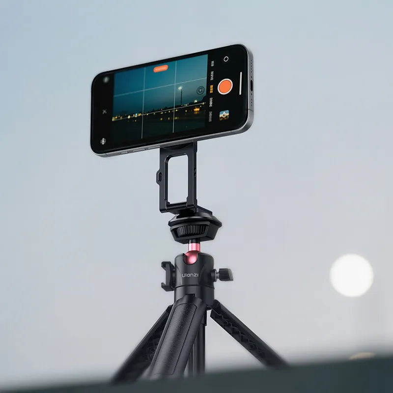 Ulanzi MA50 Telefonhalterung mit befestigtem Smartphone.