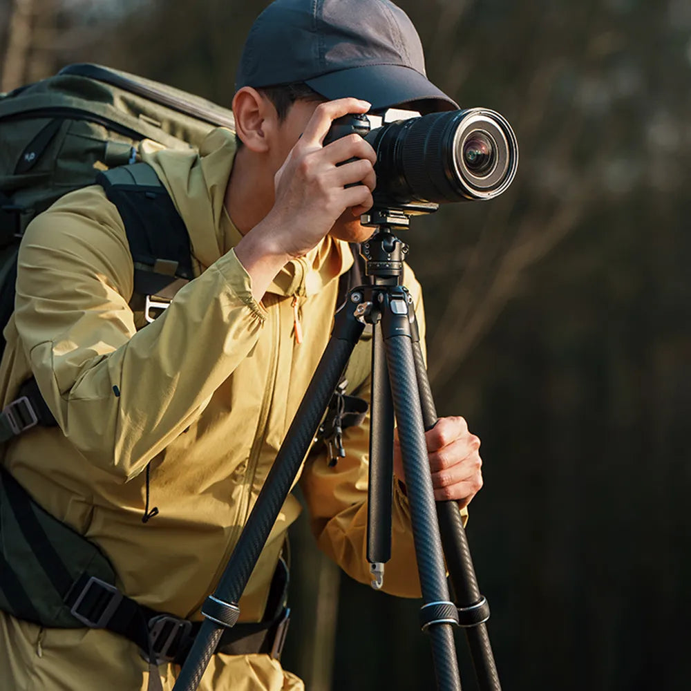 Fotograf mit TreeRoot Quick Lock Lite Stativ im Freien.
