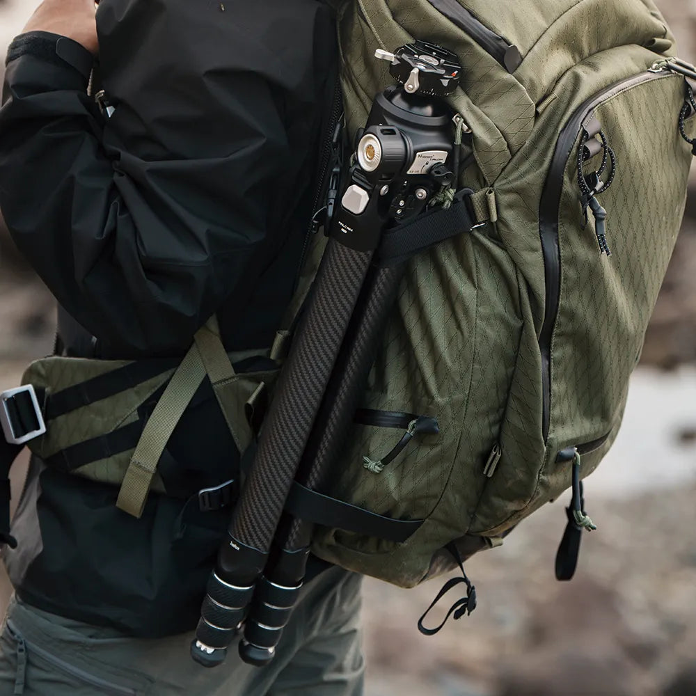 Ulanzi Falcam TreeRoot-Stativ, das zum einfachen Transport an einem Rucksack befestigt ist.