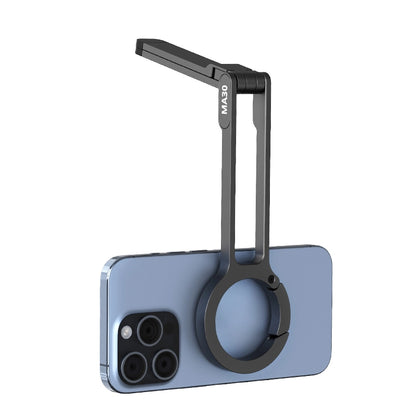 Ulanzi MA30 Karabiner-Stativ ausgeklappt mit iPhone via MagSafe gehalten als Selfie-Stick