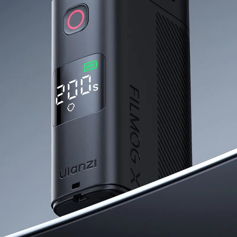 Eine tragbare Nebelmaschine mit Anzeige für Timer und Batteriestatus, die auf einer reflektierenden Oberfläche aufgestellt ist.