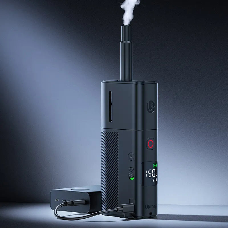 Eine tragbare Nebelmaschine von Ulanzi, die Nebel ausstößt, während sie an eine Stromquelle auf einer glatten Oberfläche angeschlossen ist.