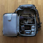 Der vollgepackte Ulanzi-Rucksack zeigt die organisierte Kameraausrüstung mit Canon Equipment und individuellen Fächern.