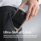 Eine Hand schiebt das ultraflache Ulanzi ML25 Wallet, das am Smartphone befestigt ist, mühelos in die Hosentasche.