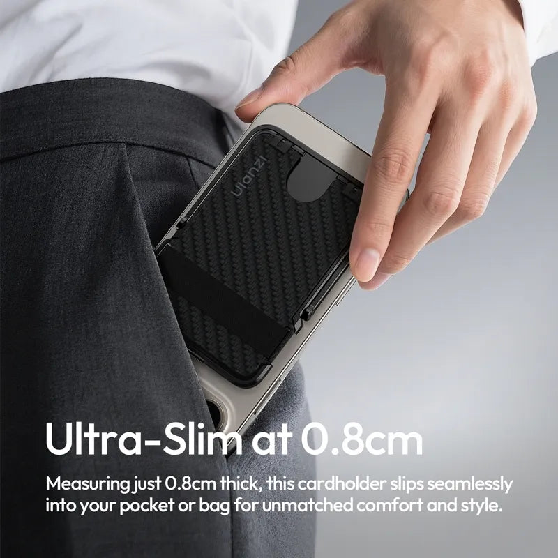 Eine Hand schiebt das ultraflache Ulanzi ML25 Wallet, das am Smartphone befestigt ist, mühelos in die Hosentasche.