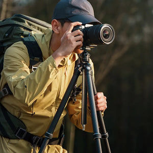 Fotograf mit TreeRoot Quick Lock Lite Stativ im Freien.