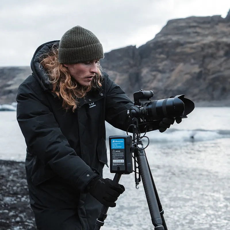 Fotograf mit Ulanzi Falcam TreeRoot Stativ und Kameraequipment in Carbonfaser-Design.