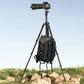 TT53 Traveler-Uka Stativ stabilisierende Kamera mit einem beschwerten Rucksack.