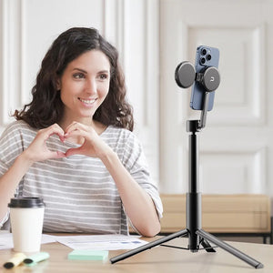 Ulanzi MG-002 Magnetischer Selfie-Stick-Stativ für Smartphones, verwendet von einer Frau für Vlogging.