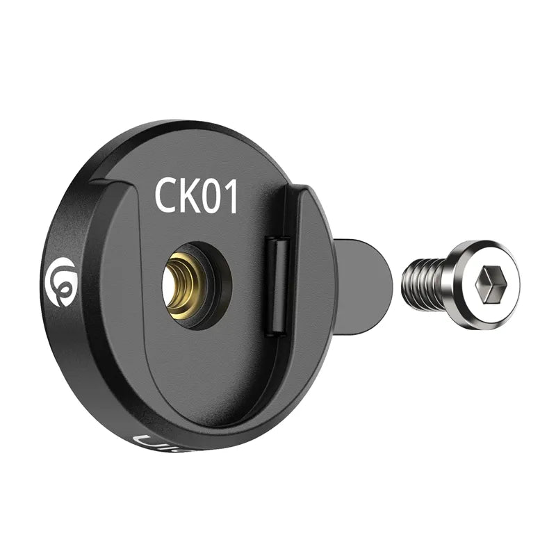 Ein schwarzer Metallclip mit der Aufschrift „CK01“.