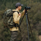 Fotograf, der das TreeRoot Quick Lock Pro-Stativ in der Natur verwendet.